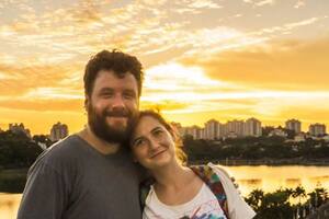 Una pareja argentina, desde Asia, critica el imperativo: "viajá para ser feliz”