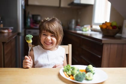 A través de una ingeniosa receta, la mujer logró que cientos de niños coman verduras