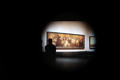A través de una mirilla, las pinturas se ven como si se estuviera en el museo