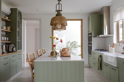 A través del paño fijo, se puede ver uno de los patios internos. La continuidad del verde, alegra el día.