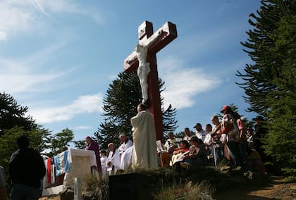A través del paso Tromen con el Cristo de los cerros, el camino de la fe, une Argentina y Chile