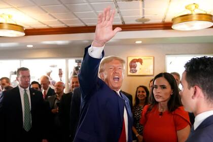 A Trump le cantaron el "Feliz cumpleaños" durante una parada improvisada en un café en Little Havana, Miami