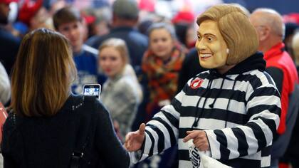 Durante un acto republicano en Toledo, Ohio, un partidario de Donald Trump, se muestra disfrazado con la máscara de Hillary Clinton y un buzo a rayas de presidiario. El magnate amenazó con enviar a la cárcel a la ex secretaria de Estado