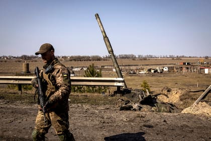 Un soldado ruso cerca de un tanque destruido en los alrededores de Kiev 