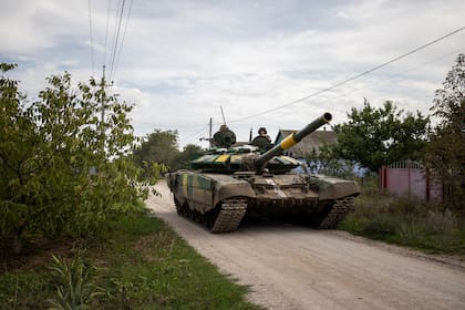 A Ukrainian tank near the Kherson front in southern Ukraine in September 2022. The offensive in the south was the most highly anticipated military action of the summer. Ukraine is making gains, but the fighting is grinding, grueling and steep in casualties. (Jim Huylebroek/The New York Times)