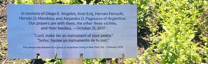 La placa homenaje en el Hudson River Park