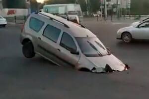 Video: conducía por la calle y un agujero en el asfalto "se tragó" su camioneta