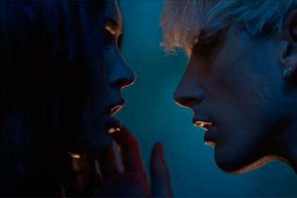 A un día de haber anunciado su separación, Megan Fox protagonizó un sugestivo video junto a Machine Gun Kelly, a quien señalan como su nueva pareja