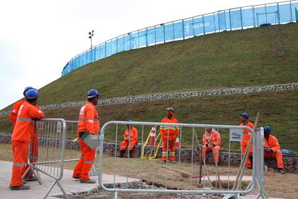 A un día de la inauguración del Mundial, el estadio de San Pablo aún está con muchos atrasos.