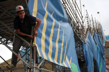 A un día de la inauguración del Mundial, el estadio de San Pablo aún está con muchos atrasos.