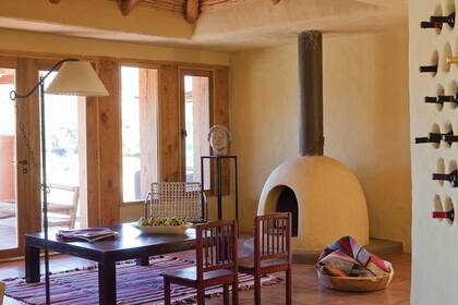 En el ambiente se destacan los nichos que sirven de vinoteca y el hogar, con forma de horno de barro.