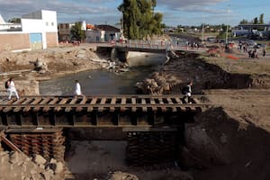 A un mes de la inundación, el puente de la calle Don Bosco que cruza el canal Maldonado permanece cerrado al tránsito; la gente lo cruza a pie, al igual que las vías cercanas