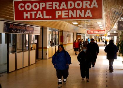 A un mes de la inundación, en el Hospital Penna de Bahía Blanca solo atienden las guardias