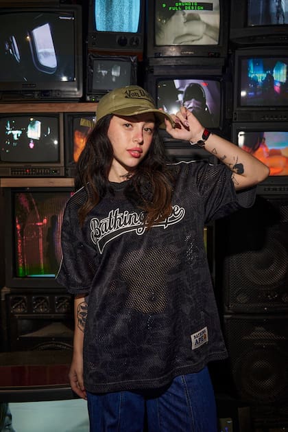 A un mes de la ruptura con Lamine Yamal y tras su debut como actriz en Envidiosa, la cantante Nicki Nicole apareció en el estreno con un look muy urbano