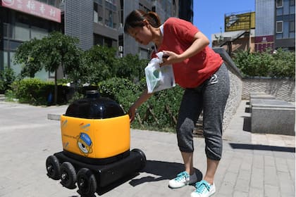 Un robot de reparto en China. Con una velocidad de cerca de 3 km/h, transportan bebidas, frutas o papas fritas desde un supermercado cercano