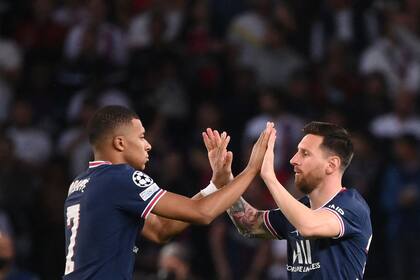 A uno le cometieron el penal; el otro lo mandó a la red; el saludo entre Kylian Mbappé y Lionel Messi, artífices de la victoria del PSG