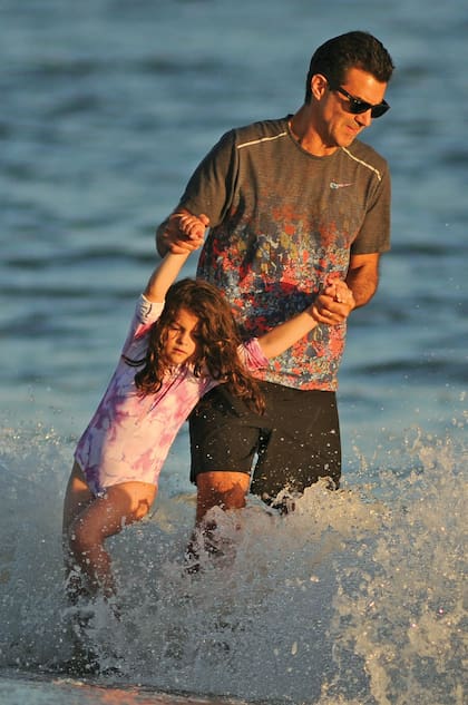 A unos metros de la actriz, su marido, el exgobernador de Salta Juan Manuel Urtubey, y su hija Belita juegan con las olas.
