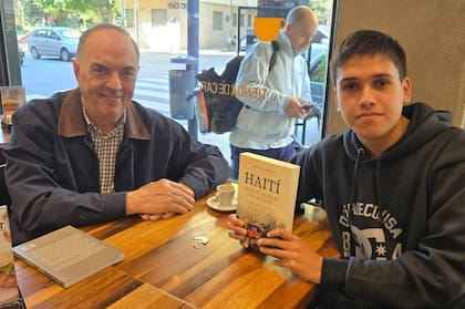 A Uriel siempre le gustó ante todo conversar con los más grandes, de quienes cultivó su gusto por la política y la historia. Recientemente, moderó la presentación del libro del embajador de Haití, Pedro Von Eyken.