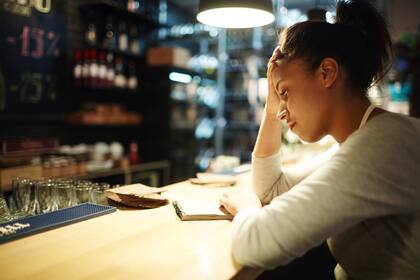 A veces algunos no entienden las indirectas y se quedan mucho después de la hora de cierre