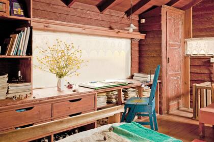 A veces el rincón de tareas puede pasar desapercibido: ¿se imaginan este ambiente sin la silla? El mueble que oficia de mesa pasaría instantáneamente a verse de un modo diferente