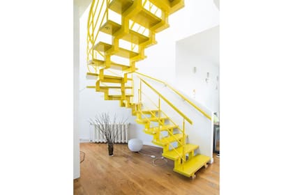 A veces las escaleras resultan aburridas y poco estéticas. Para "levantarlas" optá por un amarillos shocking ¡y vas a ver cómo cambia el espacio!