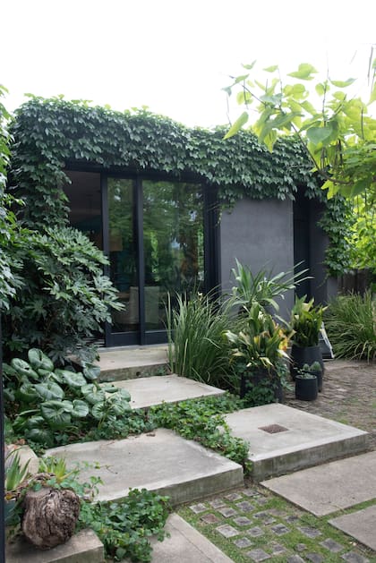 A veces solo hace falta un juego en el solado para crear movimiento y dar originalidad a un patio