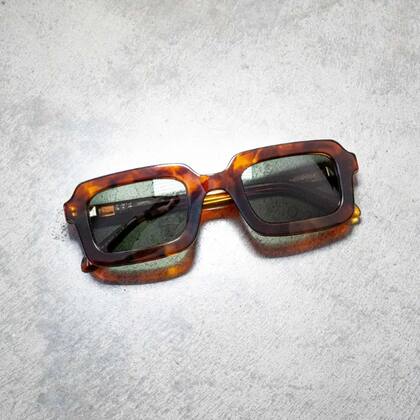 A veces un buen par de anteojos es todo lo que necesitamos para cerrar un look.