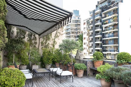 A veces un toldo permite contener el espacio y dar escala, además de dar sombra