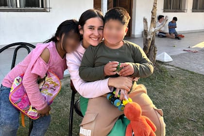 A Vicky le encanta sumarse a los juegos de los chicos. Disfruta de que la incluyan y le compartan sus intereses.