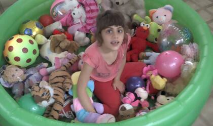 “A Victoria le encanta zambullirse en una pileta llena de peluches que colecciona".