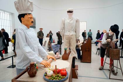 Vista de Mondo Cane, instalación de los artistas Jois De Gruyter y Harald Thys, en el Pabellón de Bélgica. Curada por Anne-Claire Schmitz, la obra representa un museo de figuras humanas autómatas