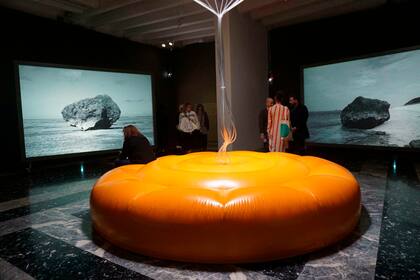 En el pabellón de Japón de presenta la muestra Cosmo-Eggs, curada por Hiroyuki Hattori. Aborda la coexistencia de lo humano y no humano a través de obras de Motoyuki Shitamichi, Taro Yasuno, Toshiaki Ishikura y Fuminori Nousaku