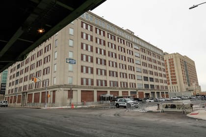 A view of the Metropolitan Detention Center in the Brooklyn borough of New York City, where ousted Venezuelan president Nicolas Maduro was held overnight ahead of his arraignment hearing on January 5, 2026. Leftist strongman Nicolas Maduro, 63, faces narcotrafficking charges along with his wife, who was also seized and taken out of Caracas in the shock US assault on January 3, which involved commandos, bombing by jet planes, and a massive naval force off Venezuela's coast. (Photo by Kena Betancur / AFP)