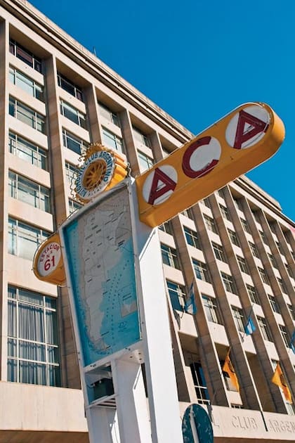 Un hito señalizador de la sede central del ACA