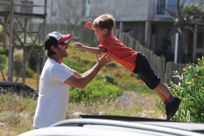 ¡A volar! Amancio salta sobre su papá, que lo recibe con un abrazo