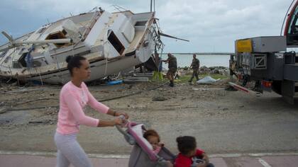 Orient Bay, St. Martin: María se mueve lentamente en dirección hacia noroeste y se espera que para la tarde del jueves pase por República Dominicana y continúe en dirección hacia Bahamas