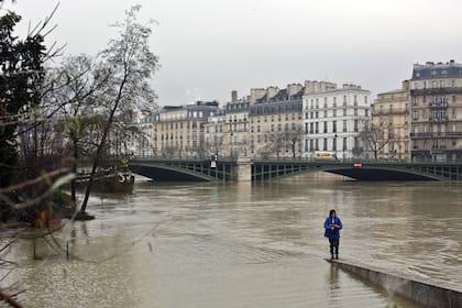 Entre hoy y mañana el Sena podría superar entre 5,8 y 6 metros su nivel de referencia, acercándose a la excepcional crecida de junio de 2016 (6,1 metros), que fue la peor en los últimos 30 años