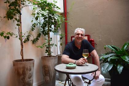 A Yann le gusta recibir a los huéspedes, ofrecer una atención cercana y está en todos los detalles para que se sientan cómodos.