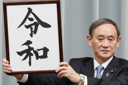 A Yoshihide Suga le toc revelar el ao pasado el nombre de la nueva era de Japn, por eso es apodado "el to Reiwa".