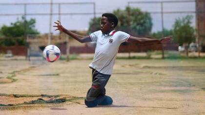 A Zaher todavía le encanta jugar al fútbol. Es hincha del Real Madrid y su jugador favorito es Vinicius.