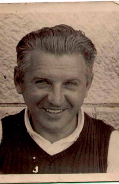 Sonriente retrato de Ascher Aaron Mazer.