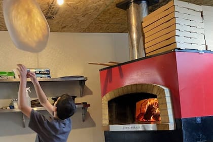 Aaron, el hijo mayor de la familia , colabora en la cocina