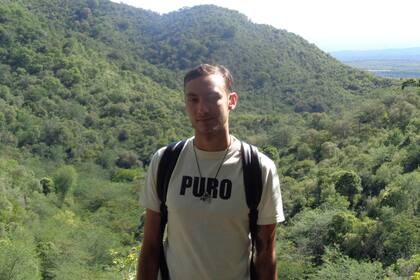 Aaron en un paisaje cordobés.