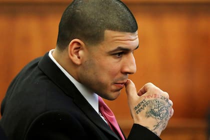 Aaron Hernández durante el juicio por asesinato en Fall River, Massachusetts el 2 de abril de 2015