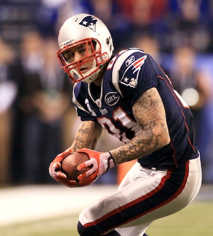 Aaron Hernández durante el partido contra los New York Giants durante el Super Bowl XLVI en el Lucas Oil Stadium en Indianápolis, el 5 de febrero de 2012