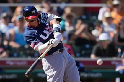 Aaron Judge conecta un sencillo por la selección de Estados Unidos en un juego de exhibición ante los Gigantes de San Francisco, el martes 3 de marzo de 2026 (AP Foto/Ross D. Franklin)