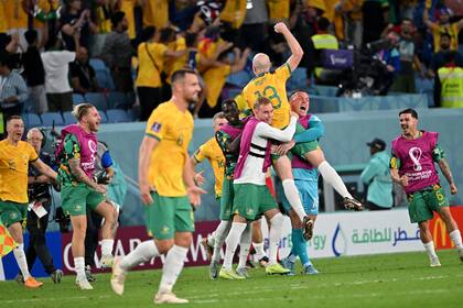Aaron Mooy, el cerebro de Australia, en andas tras la clasificación de su equipo a octavos de final de Qatar 2022 tras vencer a Dinamarca por 1-0