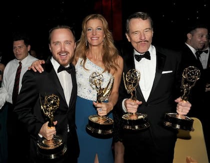 Aaron Paul, Anna Gunn y Bryan Cranston, con sus premios Emmy