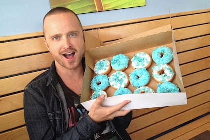 Aaron Paul bromeando con unas particulares donas