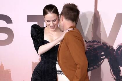 Buenas migas: Aaron Paul junto a su compañera de elenco en Westworld, Evan Rachel Wood
